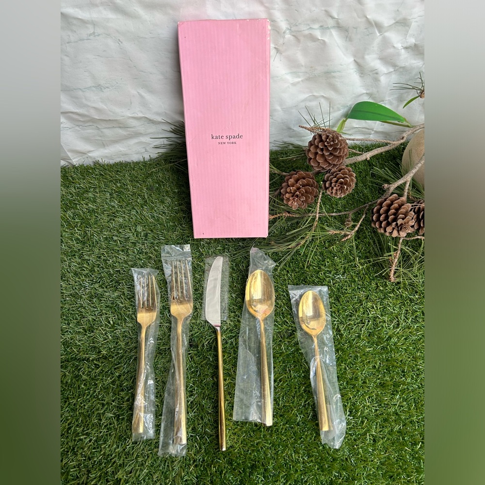 kate spade
NEW YORK
Malmo Gold 5 Piece Place 
$105 NEW